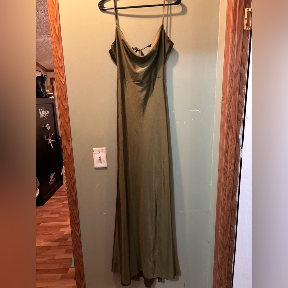 woman’s backless tie dress